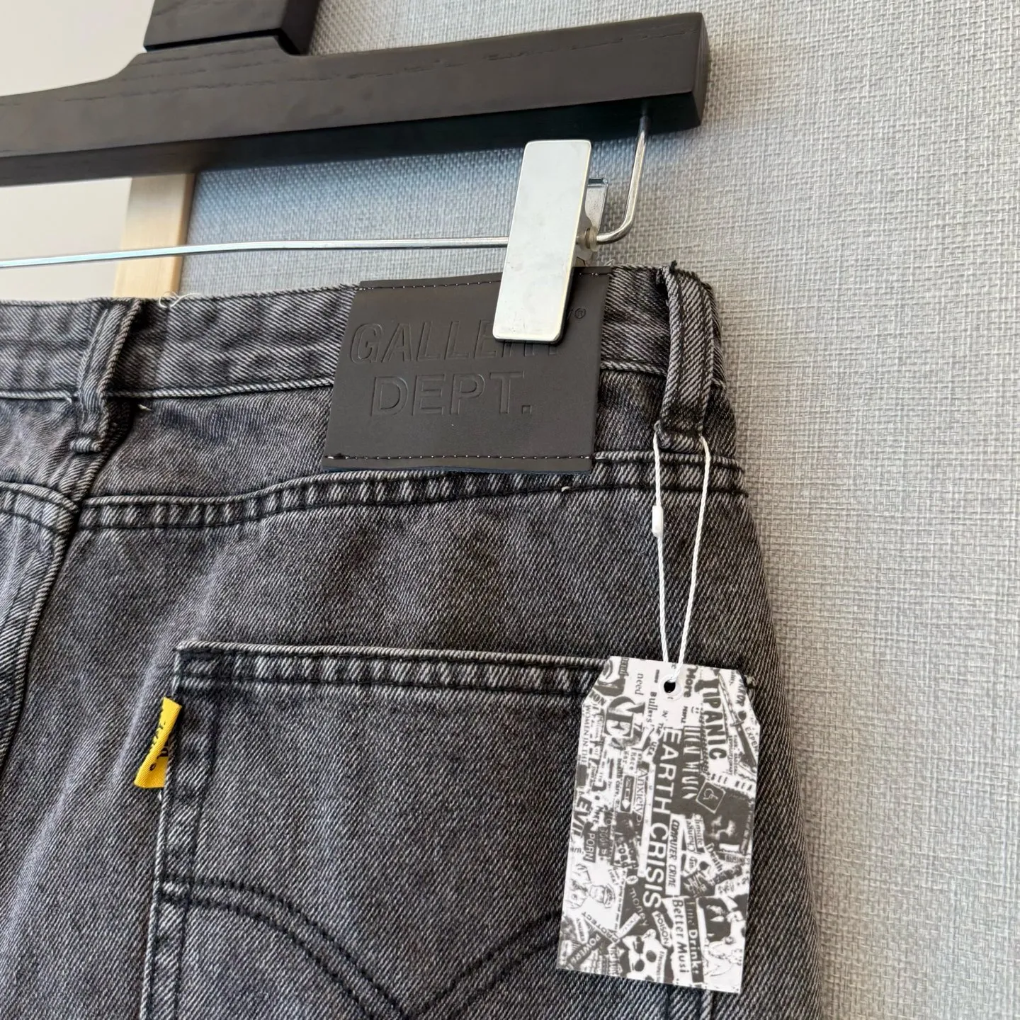 P250 model number: D325 GALLERY DEPT & Chrome hearts. Spliced cross loose washed flared jeans to truly restore the ultimate vintage texture. Original hardware accessories, washed and other elevators, QR code analysis are all purchased from the original factory, high degree of restoration, you are welcome to compare the products~ Three-dimensional version, loose and comfortable, not picky about the figure, taller and slimmer, factory Seiko, original quality control, same style for men and women, can be matched with couples, versatile recommendation, must-have jeans for all seasons Trendy people have been disappointed. From the quality selection of fabrics, the tailoring of details, and the matching of patterns, everything is impeccable! The upper body is so handsome when worn...it can be easily worn by men, women and children! The craftsmanship is made of heavy-duty washed pure cotton denim fabric. After washing, it is soft and thick. It is very stylish when worn. Size: 28, 30, 32, 34, 36 (S-XXL) Color: Stitching Size reference # 28 trouser length 100 waist 72 30 trouser length 102 waist 76 32 trouser length 104 waist 80 34 trouser length 106 waist 84 36 pants length 108 waist circumference 88